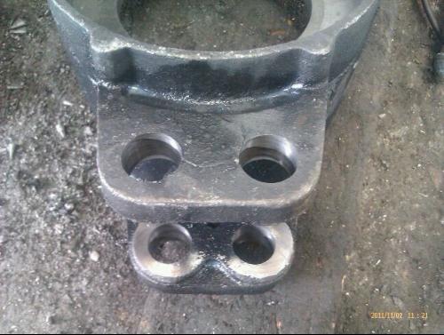 加工中心钻孔直径30 0.1,孔深132 先用多大的麻花钻打底孔 留多少的余量精镗 用多少转速进给 材料铸铁